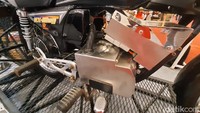 Mesin asli motor Yamaha RX-King ini ditanggalkan. Sebagai gantinya, baterai dan kontroler mengisi kekosongan bagian yang ditinggalkan mesin dua tak RX-King. Foto: Rangga Rahadiansyah/detikOto