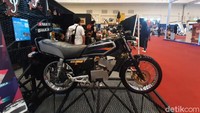 Yamaha RX-King terkenal dengan mesin dua tak yang menghasilkan suara yang khas serta mengeluarkan asap knalpot. Namun, RX-King yang satu ini menolak takdir karena lebih senyap dan tak berasap. Foto: Rangga Rahadiansyah/detikOto