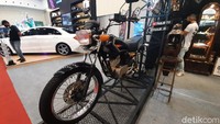 Motor RX-King bertenaga listrik yang dipajang di GIIAS ini merupakan motor milik Setrum.com. Farman Fab dari Setrum.com menyebutkan, motor ini awalnya dimiliki oleh pria asal Belanda bernama Michael. Awalnya dia menyukai bentuk RX-king tapi tidak suka dengan suara bisingnya. Foto: Rangga Rahadiansyah/detikOto