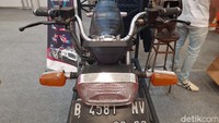 Karena tak punya knalpot, apalagi asap ngebul dan suara bising, Yamaha RX-King bertenaga listrik ini kerap mencuri perhatian banyak orang. Wajar, banyak orang heran, kok motor dua tak Yamaha RX-King tidak bersuara dan tidak ngebul? Foto: Rangga Rahadiansyah/detikOto