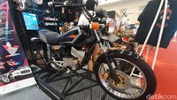 Sekilas mungkin tak ada yang beda dari tampilan Yamaha RX-King ini. Tapi kalau dilihat lebih detail, RX-King ini ternyata tidak knalpot. Soalnya, motor legendaris dari Yamaha ini sudah dikonversi jadi motor listrik. Foto: Rangga Rahadiansyah/detikOto