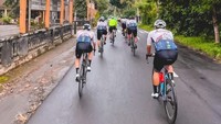 Sony Subrata bercerita tentang jalan yang basah karena gerimis dan sehari sebelumnya, wilayah sekitar kota Semarang diguyur hujan deras. Sebagai peserta dari luar Jawa Tengah, Ia juga terdaftar didalam Tour de Borobudur bersama tujuh rekannya dari Karawaci, Tangerang. Selain bersepeda, mereka berdelapan juga mengadakan bakti sosial ke beberapa panti asuhan tidak jauh dari area Candi Borobudur.