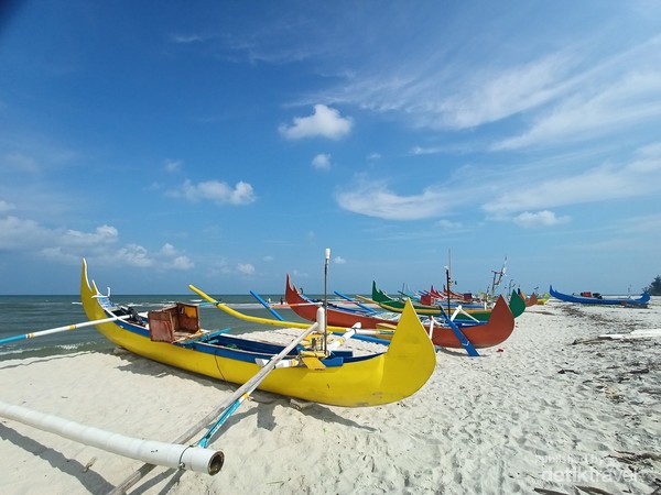 Deretan perahu nelayan warna warni di Pantai Serdang Manggar