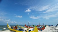 Deretan perahu nelayan warna warni di Pantai Serdang Manggar