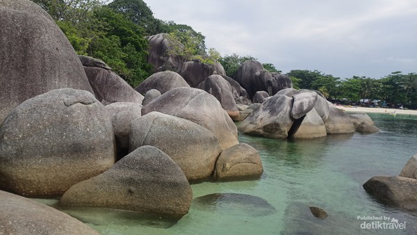 Hamparan batu granit eksotis di Pantai Tanjung Tinggi