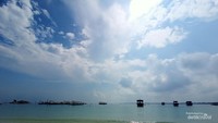 Langit cerah di Pantai Tanjung Kelayang