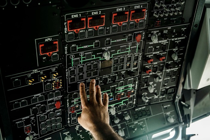 BERLIN, JERMAN - 31 JULI: Seorang pilot mendemonstrasikan kokpit pesawat angkut Bundeswehr A400M yang telah diubah menjadi pesawat evakuasi medis selama presentasi di Bandara Tegel pada 31 Juli 2018 di Berlin, Jerman. A400M, yang dibangun oleh Airbus, mendapat kecaman keras karena cacat desain, pembengkakan biaya, dan keterlambatan pengiriman. (Foto oleh Carsten Koall/Getty Images)