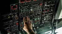 Seorang pilot mendemonstrasikan kokpit pesawat angkut Bundeswehr A400M. Foto: Getty Images/Carsten Koall