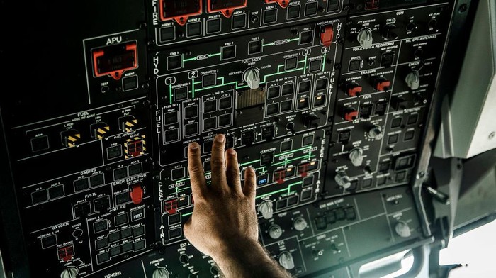 BERLIN, JERMAN - 31 JULI: Seorang pilot mendemonstrasikan kokpit pesawat angkut Bundeswehr A400M yang telah diubah menjadi pesawat evakuasi medis selama presentasi di Bandara Tegel pada 31 Juli 2018 di Berlin, Jerman. A400M, yang dibangun oleh Airbus, mendapat kecaman keras karena cacat desain, pembengkakan biaya, dan keterlambatan pengiriman. (Foto oleh Carsten Koall/Getty Images)