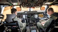Pilot Rene Kleiber (kanan) mendemonstrasikan kokpit pesawat angkut Bundeswehr A400M yang telah diubah menjadi pesawat evakuasi medis. Getty Images/Carsten Koall