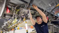 Seorang mekanik yang terampil mengerjakan spoiler A400M di situs Filton pabrikan pesawat Airbus pada 19 November 2015 di Bristol, Inggris. Getty Images/Matt Cardy