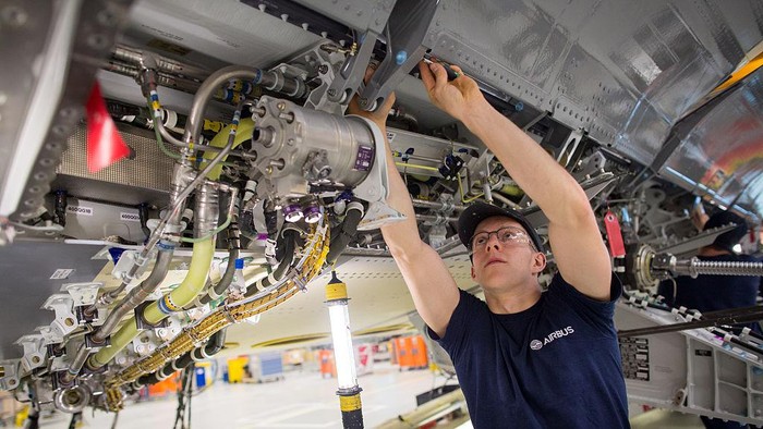 BRISTOL, INGGRIS - 19 NOVEMBER: Seorang tukang yang terampil mengerjakan spoiler A400M di situs Filton pabrikan pesawat Airbus pada 19 November 2015 di Bristol, Inggris. Lokasi di Filton yang berperan utama adalah merancang dan memproduksi sayap, bahan bakar, dan sistem roda pendarat untuk semua jenis pesawat Airbus yang saat ini mempekerjakan lebih dari 4.000 orang. Diperkirakan 100.000 pekerjaan lain dihasilkan di Inggris oleh pekerjaan sayap Airbus, baik secara langsung maupun tidak langsung melalui rantai pasokan yang diperluas lebih dari 400 perusahaan. (Foto oleh Matt Cardy/Getty Images)