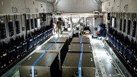 Peralatan medis terlihat di dalam pesawat angkut Bundeswehr A400M yang telah diubah menjadi pesawat evakuasi medis selama presentasi di Bandara Tegel. Getty Images/Carsten Koall