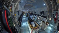 Tampak menyeluruh peralatan medis pesawat angkut militer Airbus A400M milik Luftwaffe, angkatan udara Jerman, di dalam hanggar pangkalan udara militer Wunstorf, Jerman. Pesawat telah melalui evolusi desain yang rumit. Getty Images/Thomas F. Starke