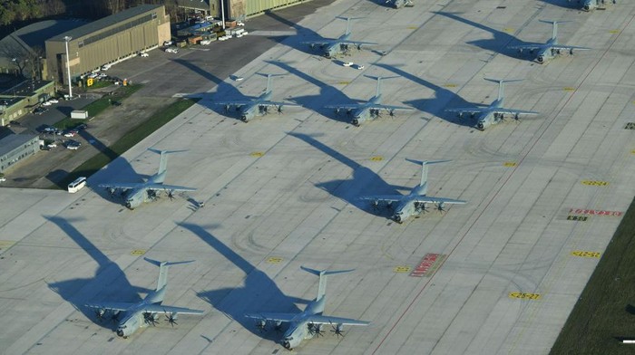 WUNSTORF, JERMAN - 02 JANUARI: Beberapa pesawat angkut militer Airbus A400M milik Luftwaffe, angkatan udara Jerman, berdiri di landasan pacu pangkalan udara militer Wunstorf pada 2 Januari 2019 di Wunstorf, Jerman. Luftwaffe menerima A400M ke-25 pada tahun 2018 sebagai bagian dari armada yang pada akhirnya akan terdiri dari 50 pesawat, menjadikan A400M sebagai tulang punggung kemampuan transportasi militer Jerman. Pesawat telah melalui evolusi desain yang rumit yang mencakup kekurangan desain yang menunda pengiriman dan menaikkan biaya. (Foto oleh Thomas Starke/Getty Images)
