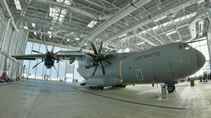 WUNSTORF, JERMAN - 02 JANUARI: (CATATAN EDITOR: Lensa fisheye digunakan untuk membuat foto ini) Pesawat angkut militer Airbus A400M milik Luftwaffe, angkatan udara Jerman, berdiri di dalam hanggar pangkalan udara militer Wunstorf pada 2 Januari 2019 di Wustorf, Jerman. Luftwaffe menerima A400M ke-25 pada tahun 2018 sebagai bagian dari armada yang pada akhirnya akan terdiri dari 50 pesawat, menjadikan A400M sebagai tulang punggung kemampuan transportasi militer Jerman. Pesawat telah melalui evolusi desain yang rumit yang mencakup kekurangan desain yang menunda pengiriman dan menaikkan biaya. (Foto oleh Thomas Starke/Getty Images)