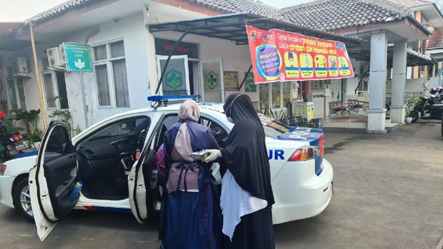 Aksi sigap polisi bantu ibu melahirkan di mobil patroli