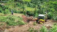Proses pembersihan menggunakan satu unit alat berat milik Dinas Pekerjaan Umum Perumahan dan Kawasan Permukiman (DPUPKP) Kulon Progo. 