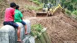 Alat Berat Bersihkan Longsor yang Tutup Akses Jalan di Kulon Progo