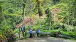 Alat Berat Bersihkan Longsor yang Tutup Akses Jalan di Kulon Progo