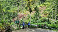 Seperti diketahui tanah longsor terjadi di kawasan Perbukitan Menoreh Kulon Progo, tepatnya wilayah Dusun Kembang, Kalurahan Jatimulyo, Kapanewon Girimulyo pada Senin (15/11/2021). Akibatnya jalan kabupaten sebagai akses utama warga sekaligus jalur utama menuju kawasan wisata Air Terjun Kedung Pedut dan sekitarnya tak bisa dilewati.