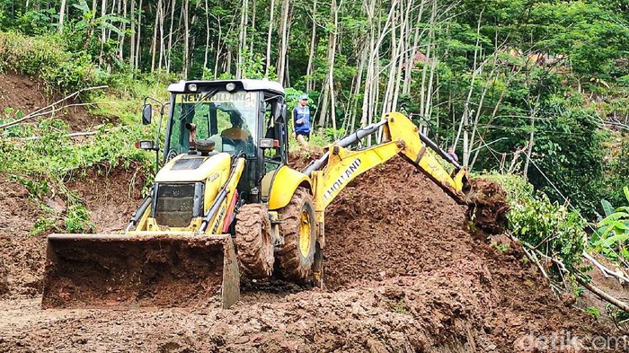 Alat Berat Mulai Bersihkan Longsor di Jalan Kulon Progo Longsor yang memutus akses jalan kabupaten di Kapanewon Girimulyo, Kulon Progo, DIY, mulai dibersihkan dengan alat berat, Kamis (18/11/2021). Alat berat itu untuk mempercepat proses pembersihan.