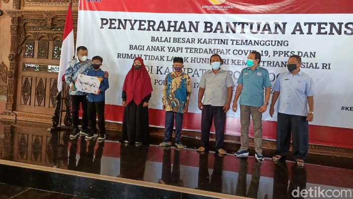 Sebanyak 265 anak yatim di Ponorogo akibat COVID-19 mendapat bantuan dalam Program Asistensi Rehabilitasi Sosial (ATENSI) Kemensos. Bantuan ini melalui Dinas Sosial Ponorogo.
