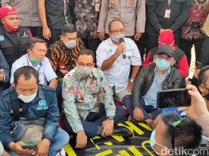 Saat Anies Duduk Bareng Massa Buruh di Trotoar