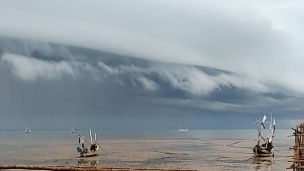 awan mirip gelombang tsunami di pamekasan