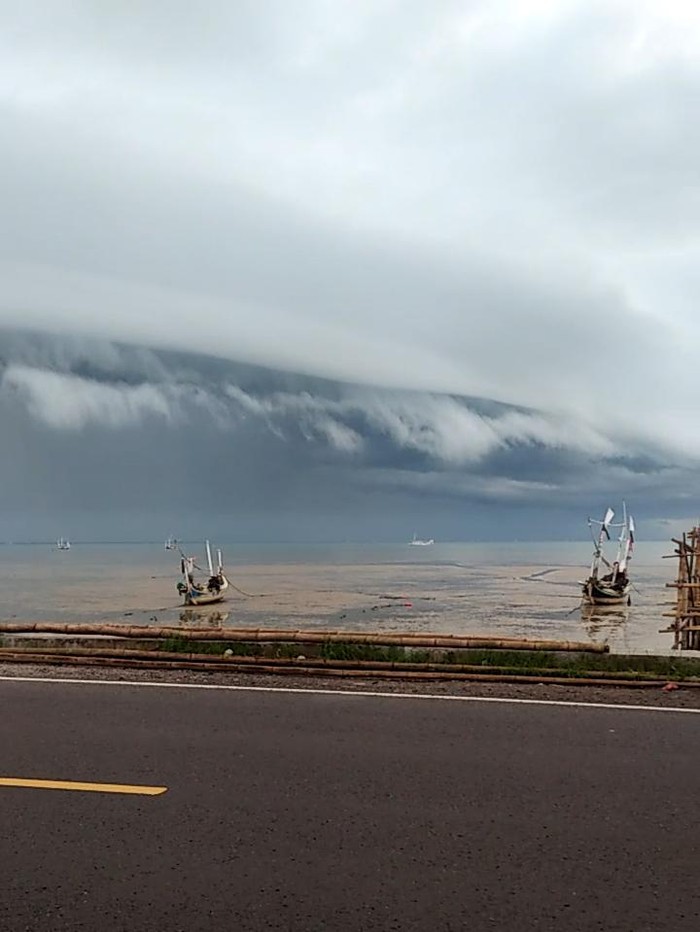 awan mirip gelombang tsunami di pamekasan