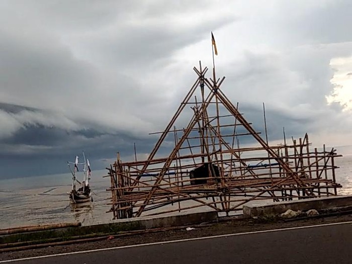 awan mirip gelombang tsunami di pamekasan