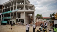 Petugas kepolisian mengunjungi lokasi bangunan SMAN 96 Jakarta yang roboh. Proses pembangunan nampak dihentikan. ANTARA FOTO/FAUZAN