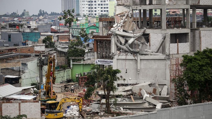 Suasana lokasi bangunan SMAN 96 Jakarta yang roboh di Jakarta, Kamis (18/11/2021). Gedung SMAN 96 Jakarta yang masih dalam proses pembangunan tersebut roboh pada Rabu (17/11) siang dan mengakibatkan empat orang pekerja proyek mengalami luka-luka. ANTARA FOTO/Fauzan/wsj.