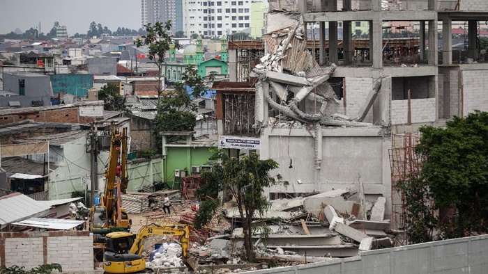 BANGUNAN SEKOLAH ROBOH Suasana lokasi bangunan SMAN 96 Jakarta yang roboh di Jakarta, Kamis (18/11/2021). Gedung SMAN 96 Jakarta yang masih dalam proses pembangunan tersebut roboh pada Rabu (17/11) siang dan mengakibatkan empat orang pekerja proyek mengalami luka-luka. ANTARA FOTO/Fauzan/wsj.