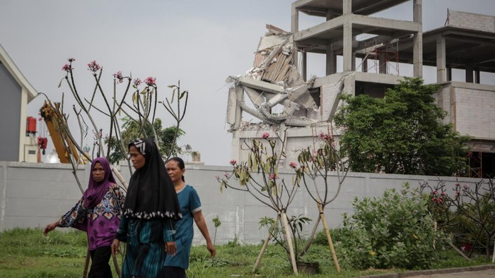 Suasana lokasi bangunan SMAN 96 Jakarta yang roboh di Jakarta, Kamis (18/11/2021). Gedung SMAN 96 Jakarta yang masih dalam proses pembangunan tersebut roboh pada Rabu (17/11) siang dan mengakibatkan empat orang pekerja proyek mengalami luka-luka. ANTARA FOTO/Fauzan/wsj.