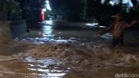 Seorang warga melintas di jalanan yang terendam banjir. Istimewa.