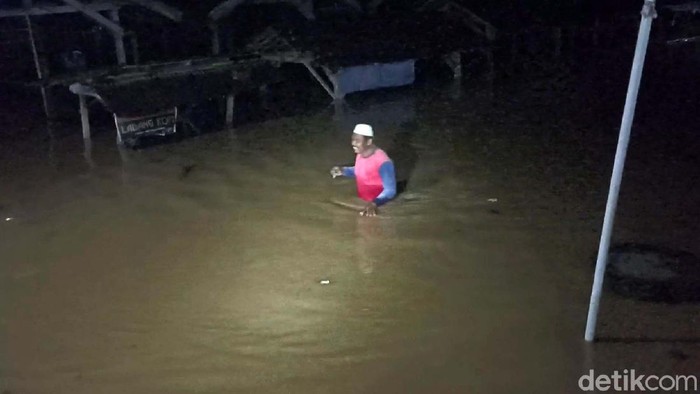 Hujan deras yang terjadi sekitar tiga jam mengakibatkan banjir di lima kecamatan di Trenggalek. Sejumlah rumah warga dan pasar tradisional terendam.