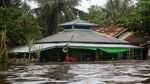 Banjir Belum Surut, Warga Sintang Mengungsi ke Hutan