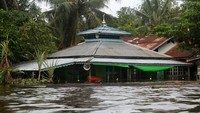Sebuah surau di tepian Sungai Kapuas tenggelam oleh banjir di Kabupaten Sintang, Kalimantan Barat, Rabu (17/11/2021). Banjir yang melanda 12 kecamatan di Kabupaten Sintang selama empat pekan hingga mengakibatkan 35.117 rumah tenggelam, 140.468 jiwa terdampak banjir dan dua warga meninggal dunia itu meluluhlantakkan wilayah tersebut.