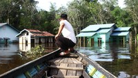 Seorang warga melihat beberapa rumah yang tenggelam akibat banjir di Desa Sungai Rambai, Kelurahan Mekar Jaya, Kabupaten Sintang, Kalimantan Barat, Rabu (17/11/2021).