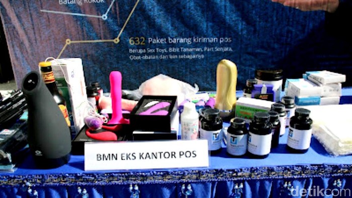 Bea Cukai Makassar memusnahkan 4,2 juta batang rokok ilegal serta 632 paket barang ilegal seperti sex toys dan obat-obatan. Total nilainya mencapai Rp 4,4 miliar (dok Bea Cukai Makassar)