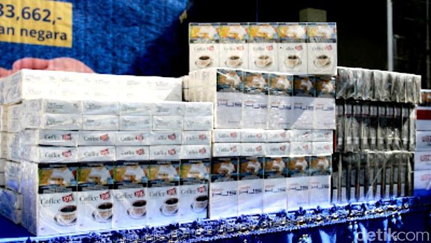 Bea Cukai Makassar memusnahkan 4,2 juta batang rokok ilegal serta 632 paket barang ilegal seperti sex toys dan obat-obatan. Total nilainya mencapai Rp 4,4 miliar (dok Bea Cukai Makassar)