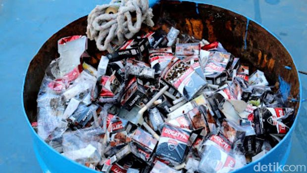 Bea Cukai Makassar memusnahkan 4,2 juta batang rokok ilegal serta 632 paket barang ilegal seperti sex toys dan obat-obatan. Total nilainya mencapai Rp 4,4 miliar (dok Bea Cukai Makassar)