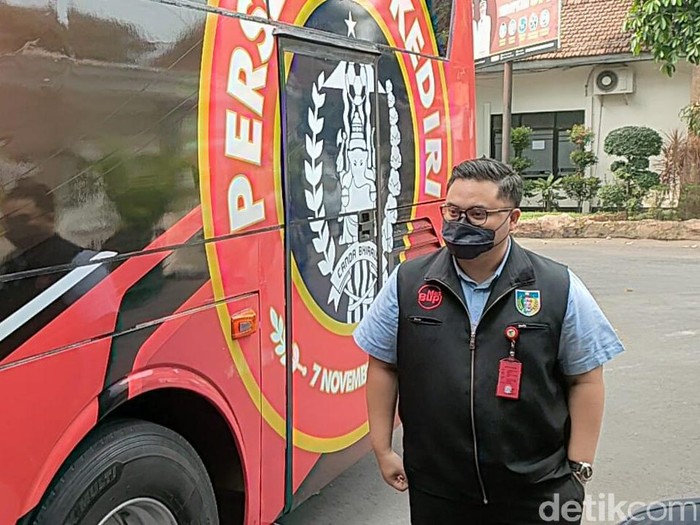 Bupati Kediri Hanindhito Himawan Pramana menunjukkan dukungannya ke Persedikab. Ia memberikan bus baru untuk melakoni laga di Liga 3.