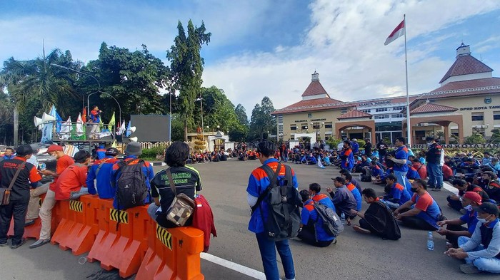 Massa AB3 demo di depan Pemkot Tangerang, Kamis (18/11/2021).
