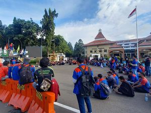 Demo di Depan Pemkot Tangerang, Massa Buruh Tuntut Kenaikan Upah 13,5%