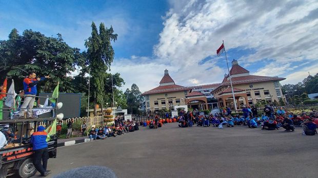 Massa AB3 demo di depan Pemkot Tangerang, Kamis (18/11/2021).