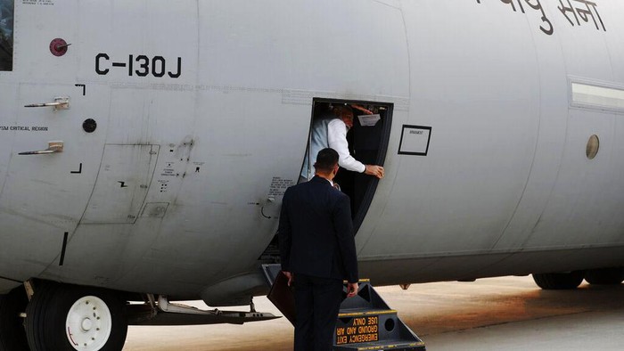 Cara India Pamer Tol: Dijajal Pesawat Hercules yang Bawa PM Modi India mendaratkan pesawat Hercules yang membawa Perdana Menteri Narendra Modi di jalan tol. Aksi 'stunt' ini rupanya cara India dalam rangka pamer tol baru.