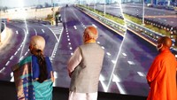 Jalan tol Purvanchal dengan panjang nyaris 350 kilometer itu diresmikan oleh PM Modi sebagai bagian dari dorongan senilai miliaran dolar untuk meningkatkan jaringan jalan raya di India yang kurang berkembang. AP Photo/Rajesh Kumar Singh.