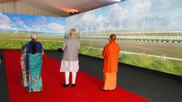 Jalan tol dengan enam lajur itu menghubungkan Lucknow dengan wilayah-wilayah timur Uttar Pradesh, yang sebagian besar belum berkembang dan akan menggelar pemilu penting awal tahun depan. AP Photo/Rajesh Kumar Singh.